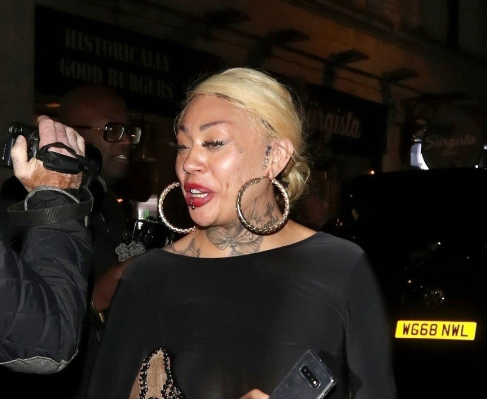 Pevačica i učesnica Velikog brata uslikana ispred kluba, a izgledom je ZGROZILA SVE PRISUTNE! Lice joj je UNAKAŽENO! (FOTO)