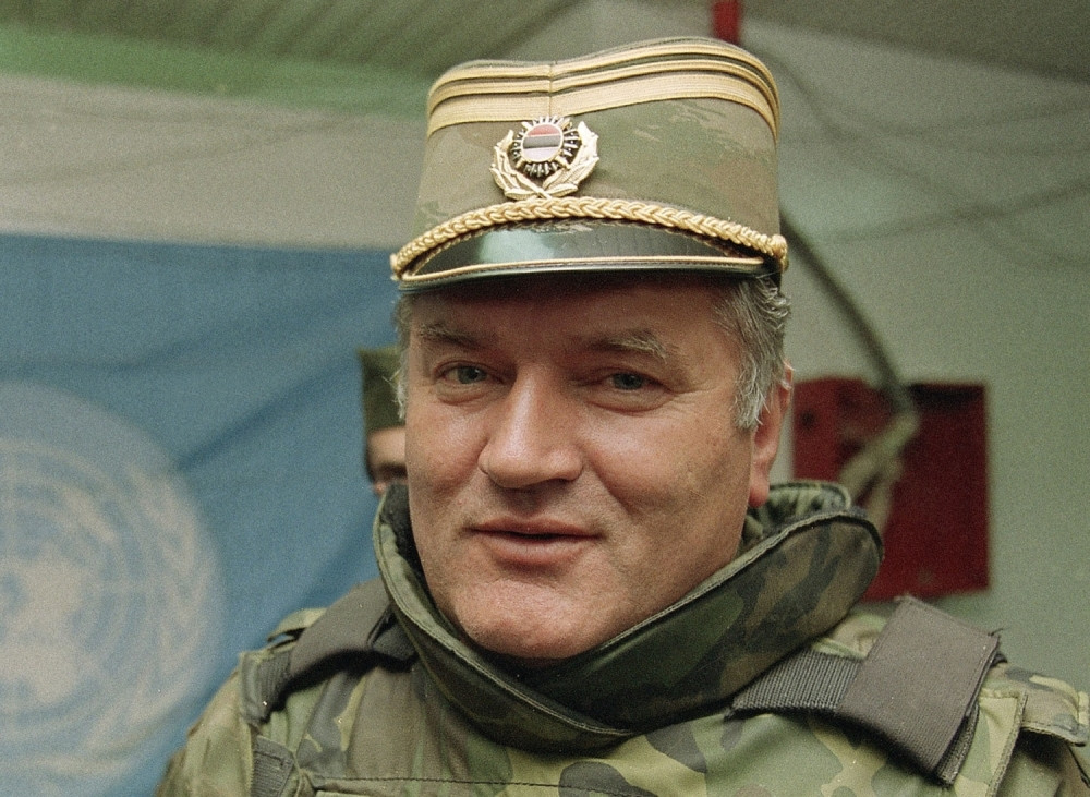 Sudija smesta prekinuo utakmicu Premijer lige! Ubrzo stigla policija, nastao OPŠTI KARAMBOL! (VIDEO)