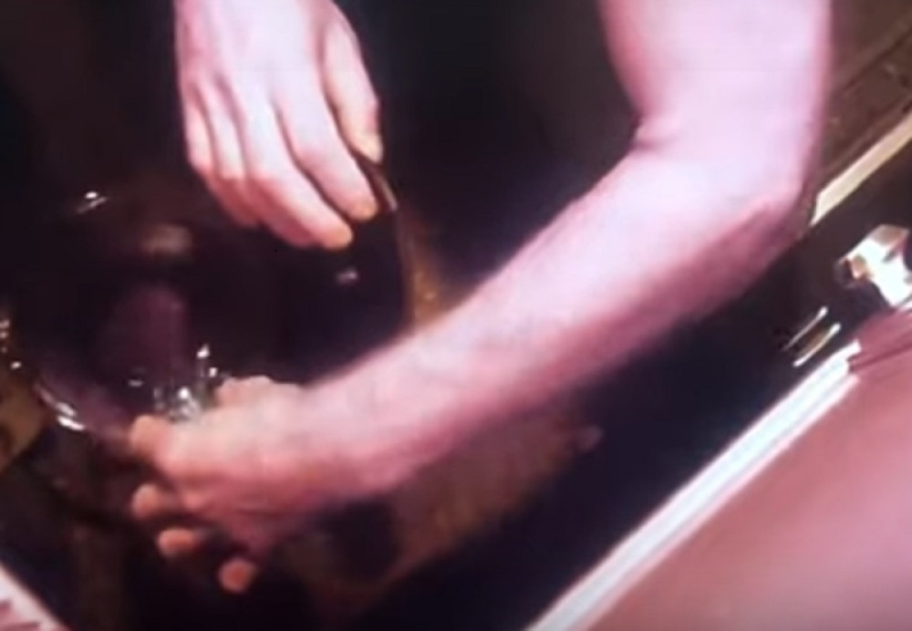 Kad je videla šta radi, sledila se od straha i odmah je pozvala policiju! (VIDEO)