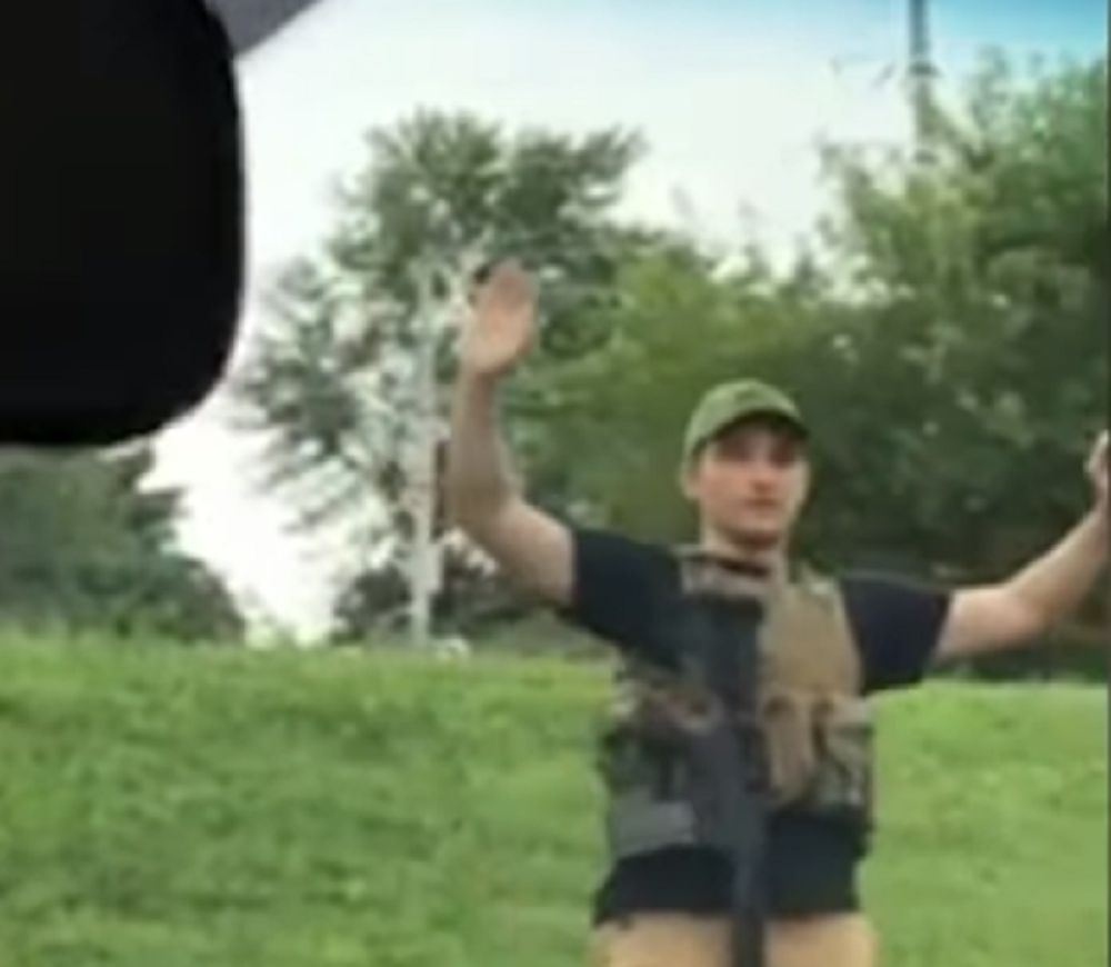 Mladić se naoružao za POKOLJ, pa ušao u tržni centar, a onda šokirao CEO GRAD! (VIDEO)