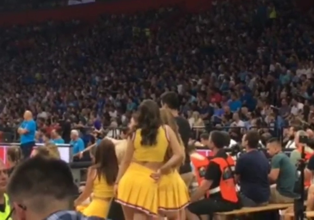 Dok se u Areni igrao basket, publika uživala u lepim čirlidersicama kraj parketa (VIDEO)