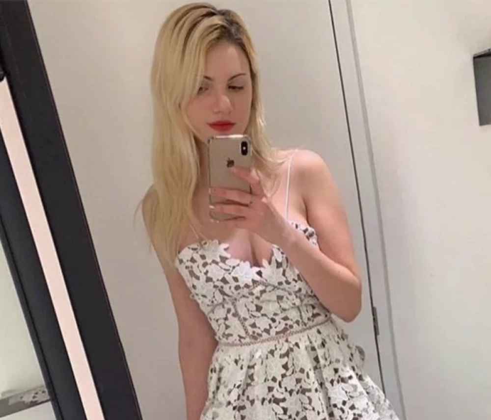 Tek je izvadila ličnu kartu, a već je postala "MULTISPONZORUŠA", čak 6 muškaraca se utrkuju da je vode da se brčka! (FOTO)