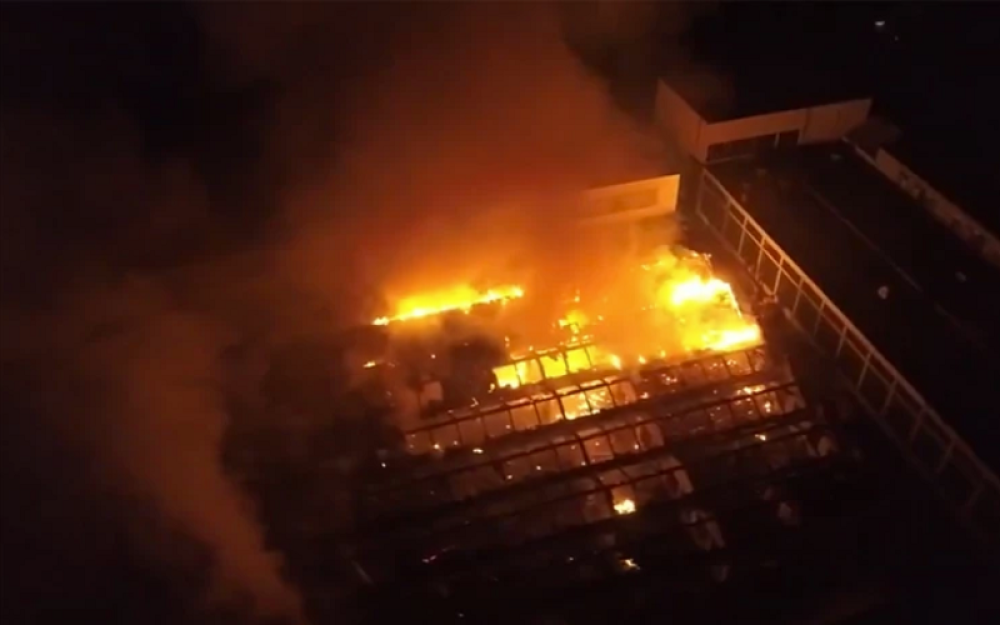 Vatrogasci se bore sa vatrenom stihijom! Nije poznato da li je neko zarobljen unutra!