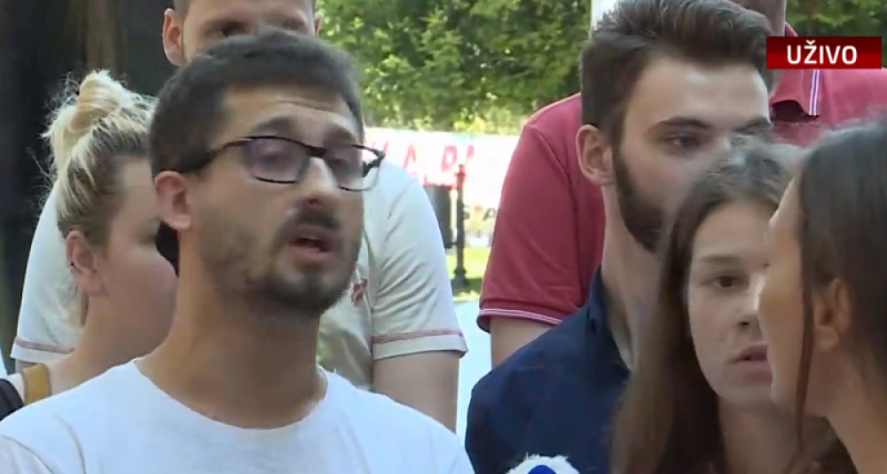 Ona ga pitala, a junak pobegao istog sekunda. Hit priča!