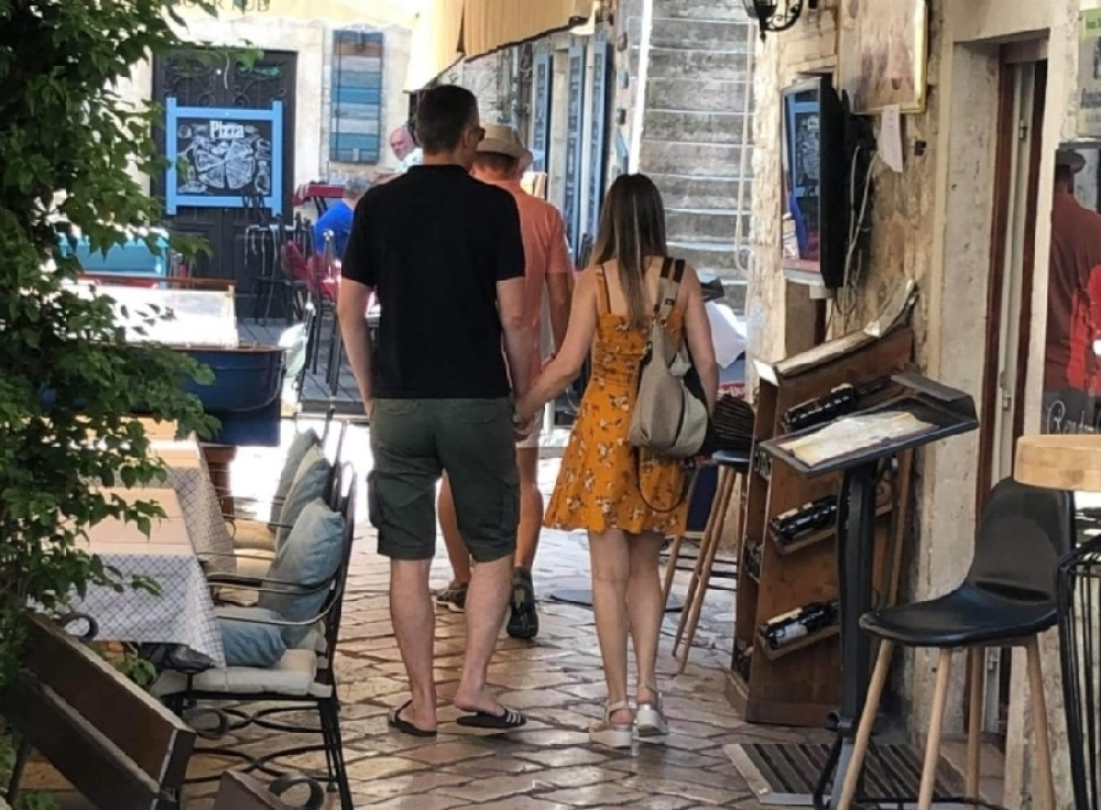 Društvo mu pravi Julija, dugonoga lepotica, druga žena lidera Dveri! (FOTO)