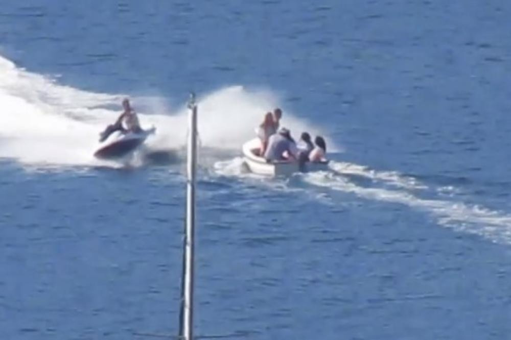 Zaleteo se skuterom ka čamcu sa turistima, pa uradio nešto zbog čega ga SVI PSUJU! (VIDEO)