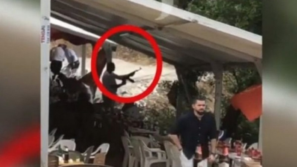 Ramuš i Daut Haradinaj snimljeni na proslavi, izvadili AUTOMATE, pa rešetali na sve strane! (VIDEO)