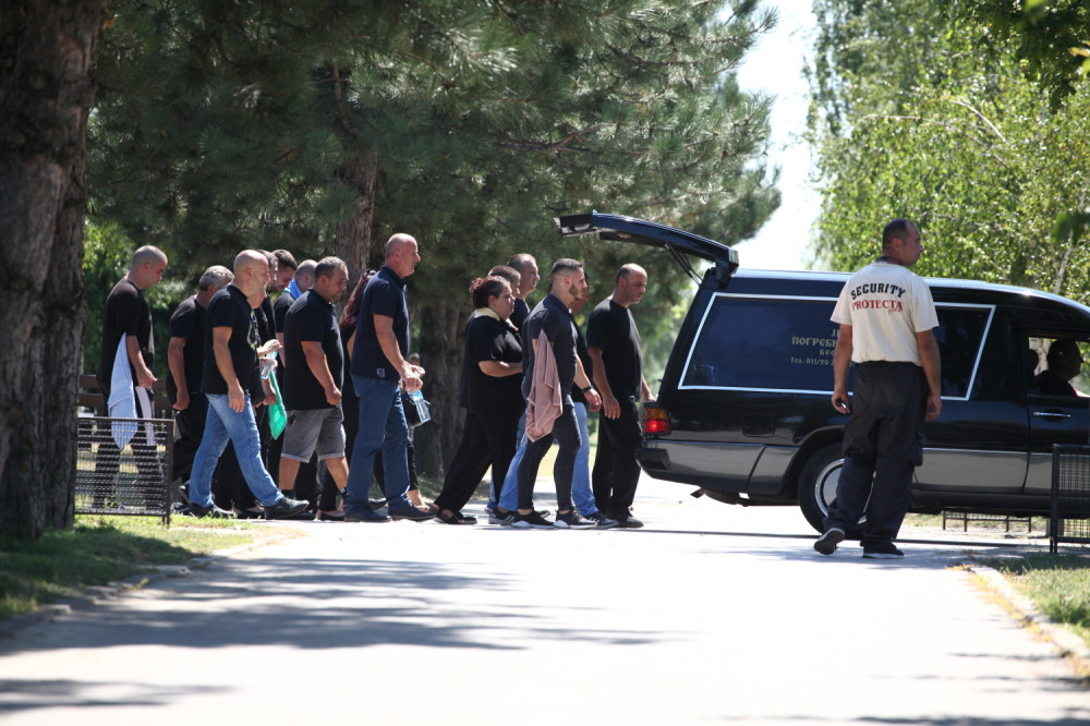 Anđela i Miloš sahranjeni jedan pored drugog u belim kovčezima, ispratili ih uz pesmu Tiho noći (FOTO)