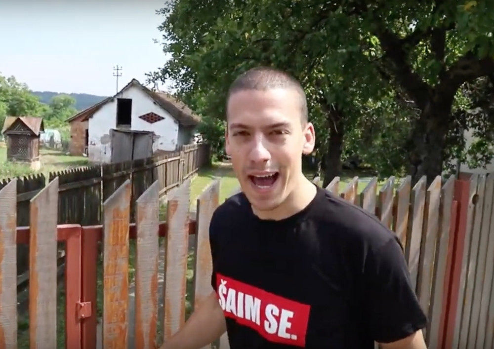 Ovako izgleda seoska kuća u kojoj je rođen Baka Prase, prikazao sve do detalja!