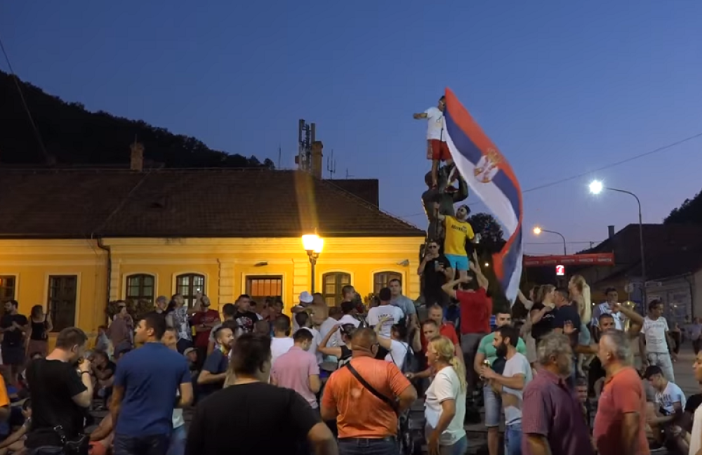 Šatre na grobovima u Guči! Organizatori tvrde: "Već 40 godina Sabor je u crkvenoj porti i niko se nije žalio!" (FOTO)