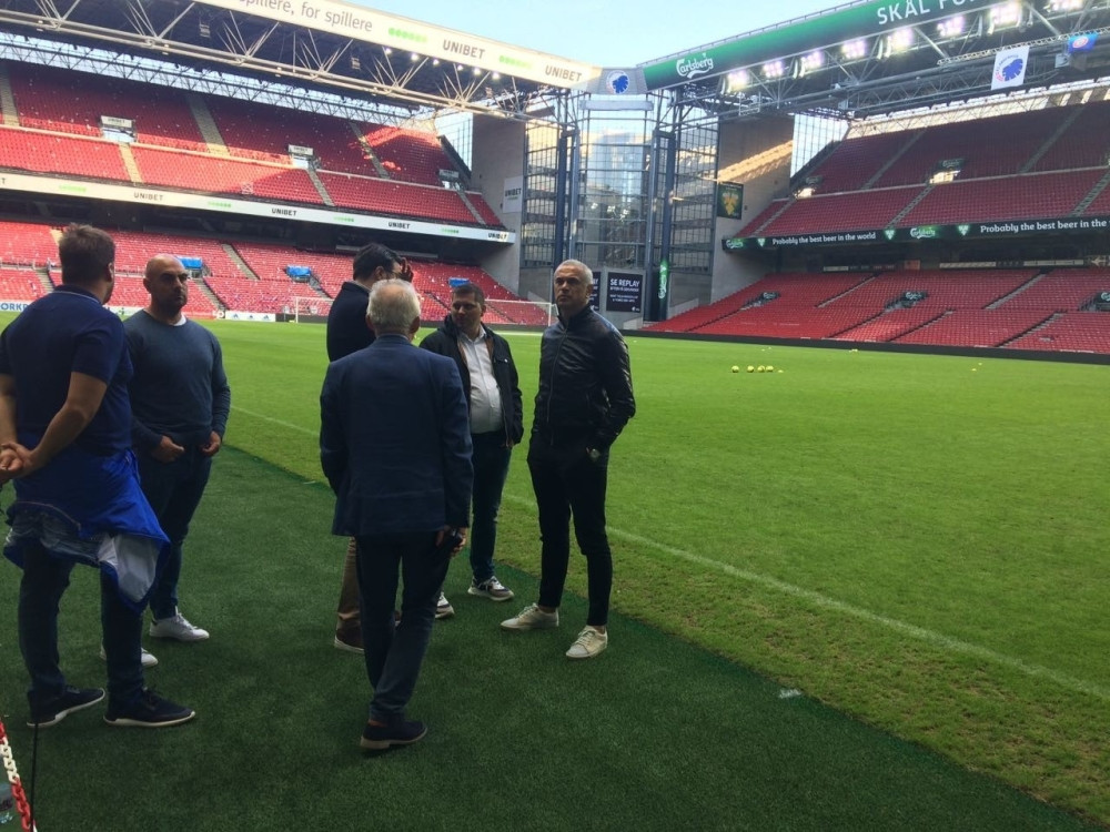 Užas! Zar je ovo teren za Ligu šampiona?! Evo šta je dočekalo fudbalere Zvezde na prvom treningu u Kopenhagenu! (VIDEO)