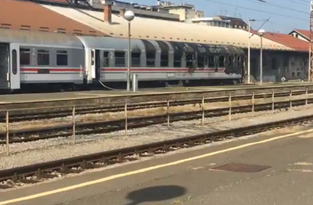 Zapalio se putnički vagon! Vatrogasci se jedva izborili sa buktinjom!