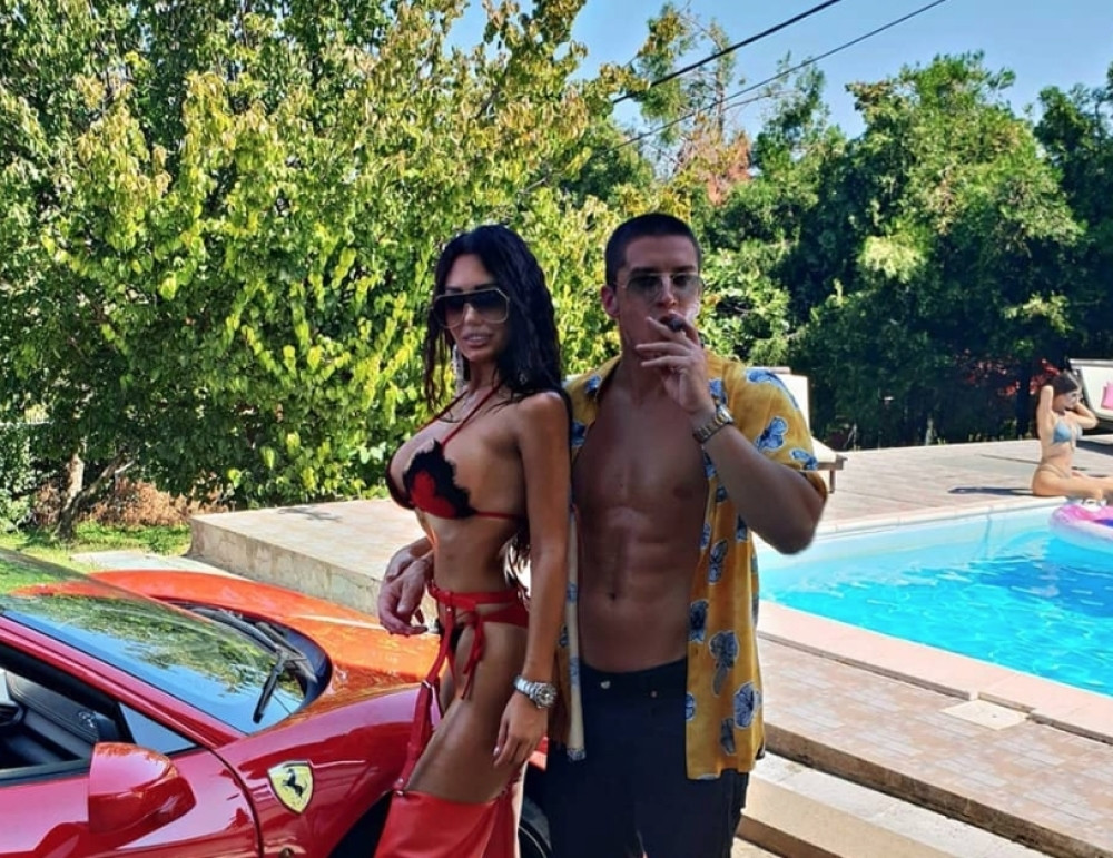 Ana Korać skoro gola, okružena skupim kolima i nabildovanim momcima! Tek Davidova reakcija na sve to!