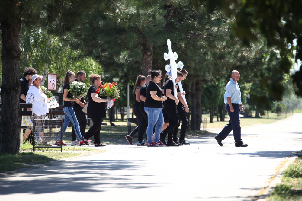Prijatelji Miloša i Anđele grcali od bola: Govorili ste - dok vas smrt ne rastavi! Kada se na sahrani čulo ovo, grobljem odjeknuli jauci