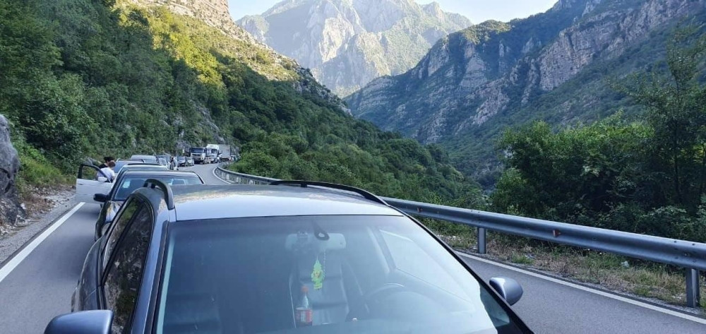 Lančani sudar u kanjonu Morače! Blokiran put za more, stvorile se kilometarske kolone!