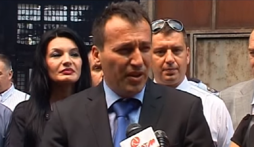 Zaevu dolivaju SO NA RANU, dok ga jure zbog afere "reket" on mu sprema GLOGOV KOLAC!