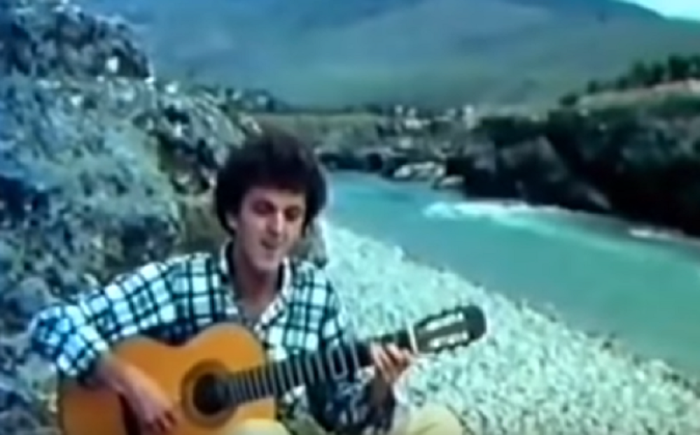 Bio je najpoznatiji jugoslovenski kantautor, a nakon VELIKE TRAGEDIJE više nikada nije zapevao! Zbog jedne stvari je ODBIO duet sa svetskim pevačem!