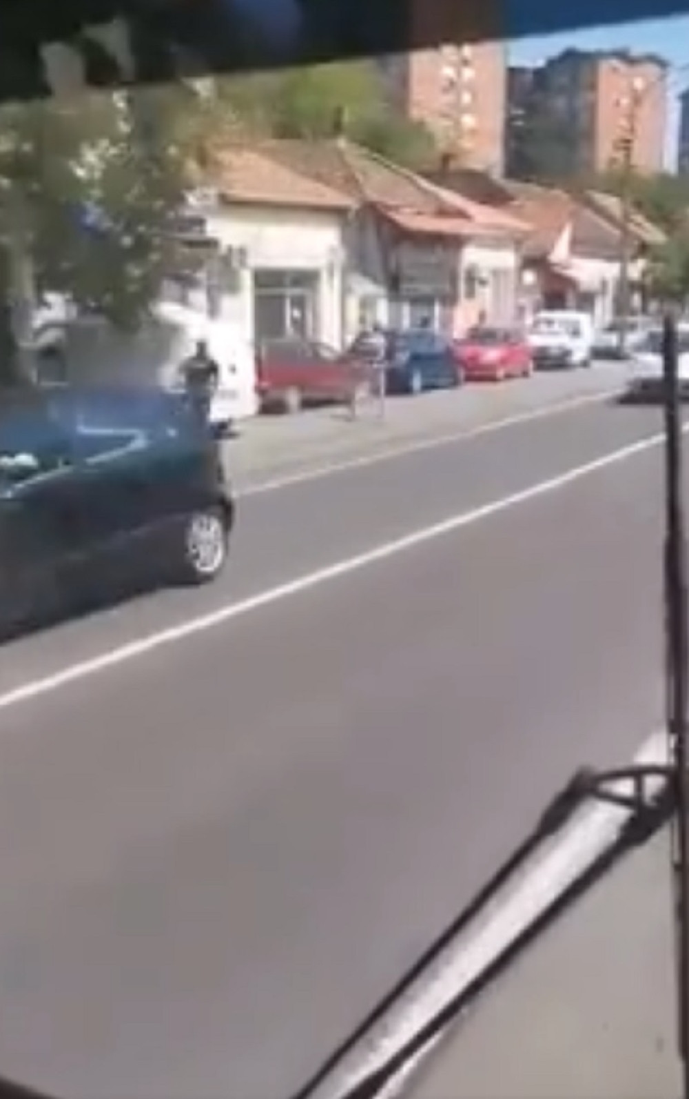 Munjevitom brzinom bežao od policajca, a onda mu je samo jednom greškom PAO PRAVO PRED NOGE (VIDEO)