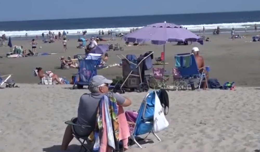 Suncobran poleteo neverovatnom brzinom! Dve žene pokosio, direktno u glavu, a onda se dečaku ZABIO pravo u GRUDI! (VIDEO)