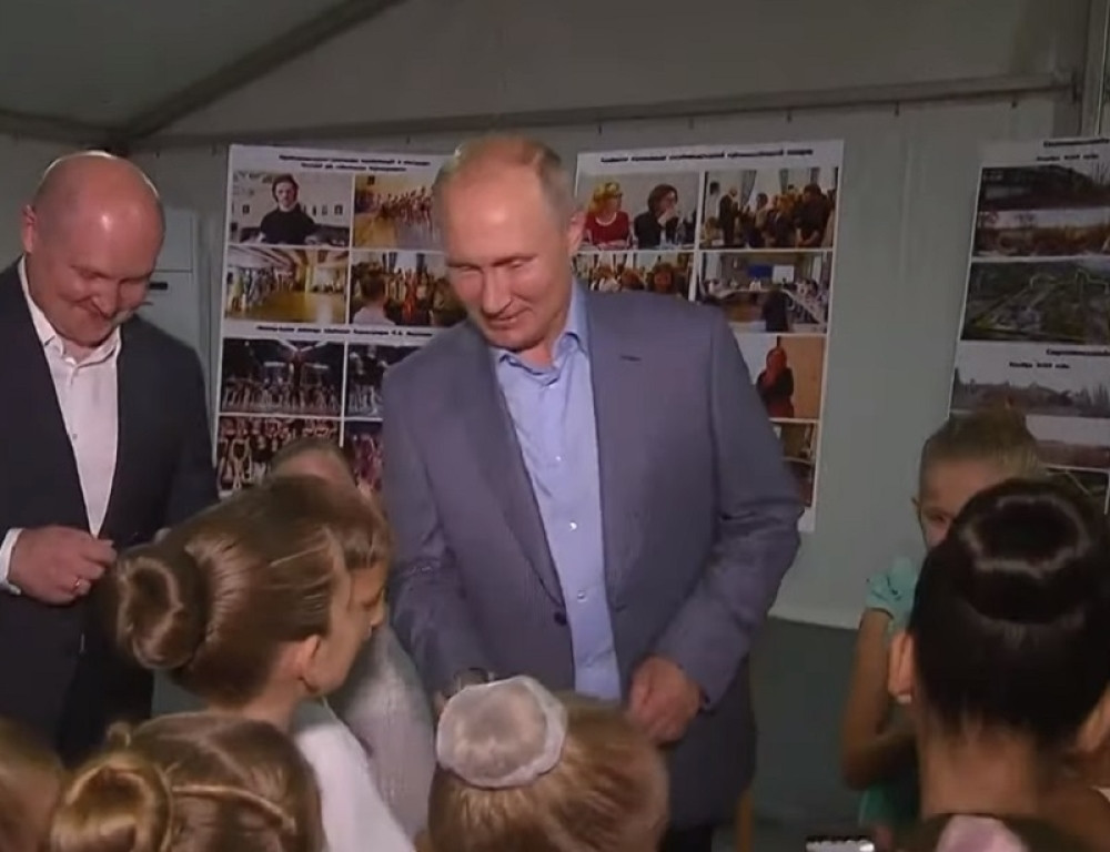 Putin jednim gestom pokazao koliko je moćan! Svi su u neverici posmatrali ruskog predsednika! (VIDEO)