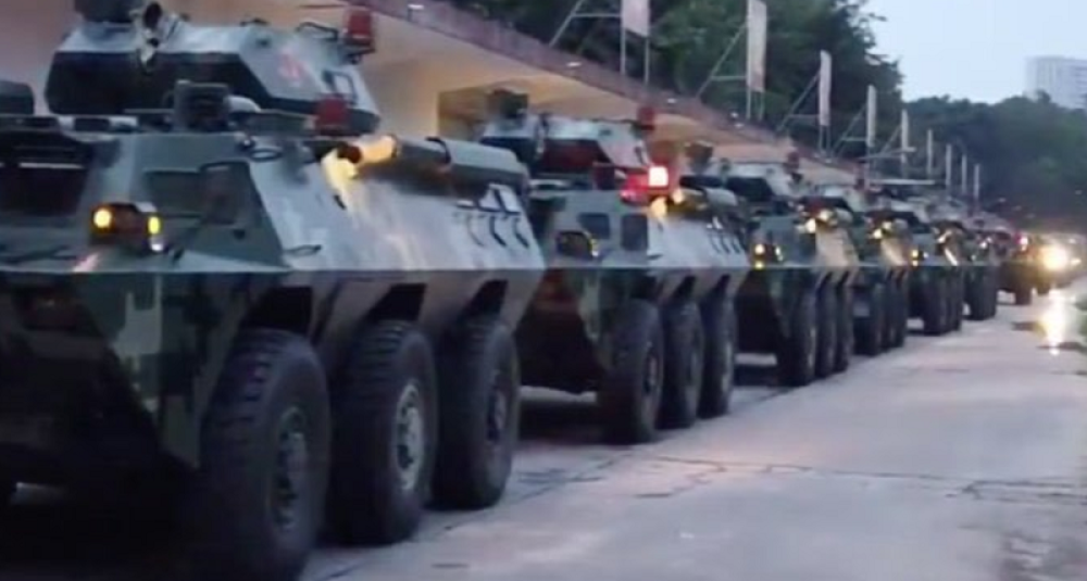 Kina digla kompletnu armiju, nepregledne kolone se kreću ka Hongkongu, sada shvataju, otišli su PREDALEKO!