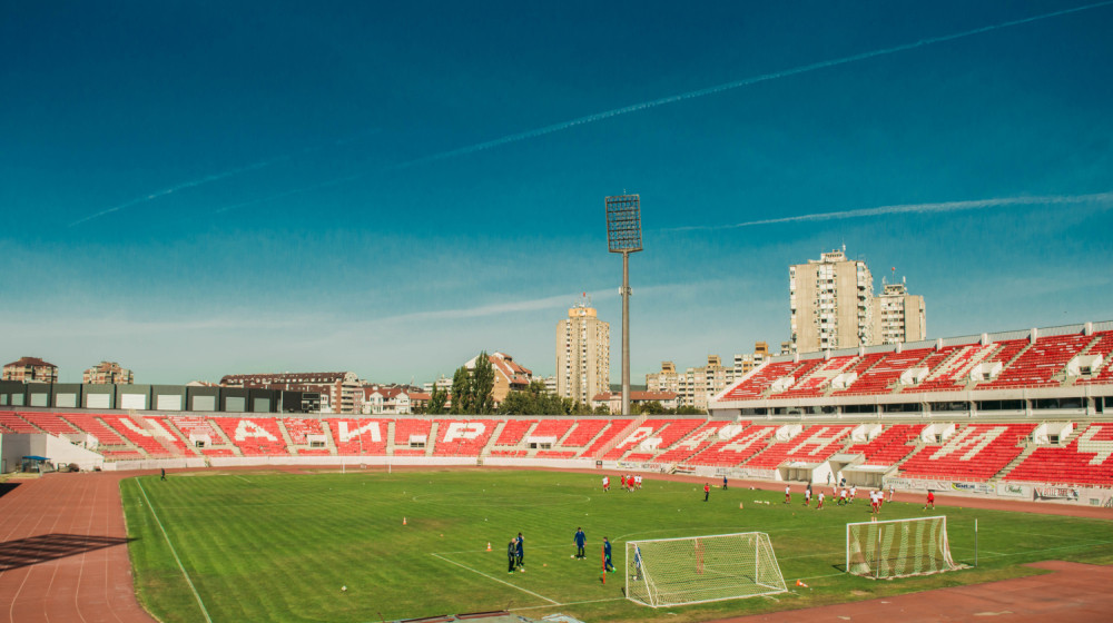 Na terenu stadiona ni fudbaleri ne treniraju, a oni su BACALI KUGLE I KOPLJA! Izazvana velika oštećenja