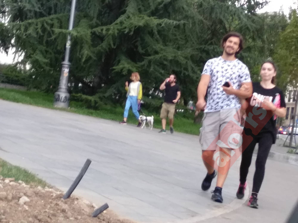 Unuk Slobodana Miloševića uslikan kako hoda ulicom i drži se ruku pod ruku sa ženom za kojom je ludelo pola Srbije! (FOTO)