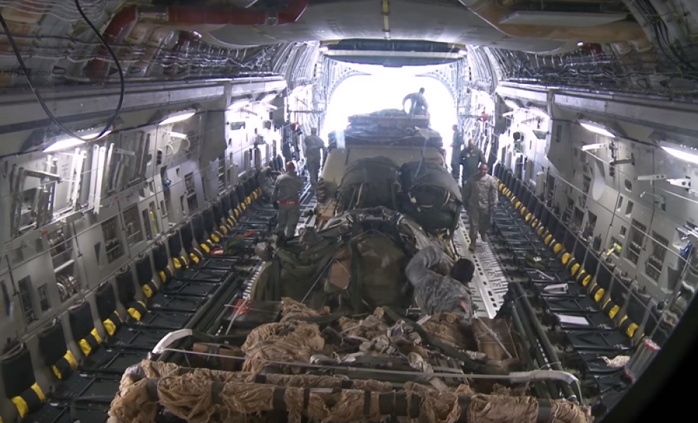 Avion pun američkih vojnika BUKTI u plamenu! Haos na aerodromu!