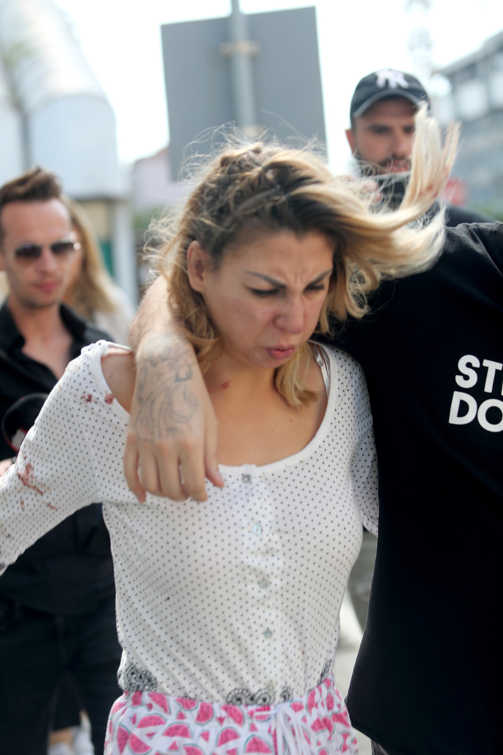 Stravični detalji prebijanja Nadežde Biljić! Šutirao ju je dok je JECALA sklupčana na podu, a onda je počeo da je DAVI preteći joj UBISTVOM! (FOTO)