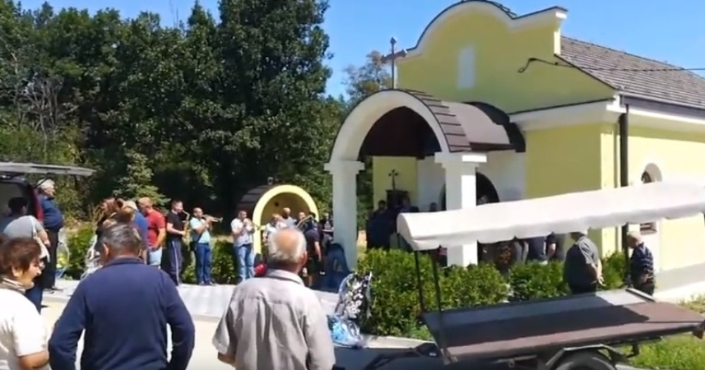 Muk na groblju, svi se plaše serijskog ubice, Raja sa majkom ispraćen uz trubače (VIDEO)