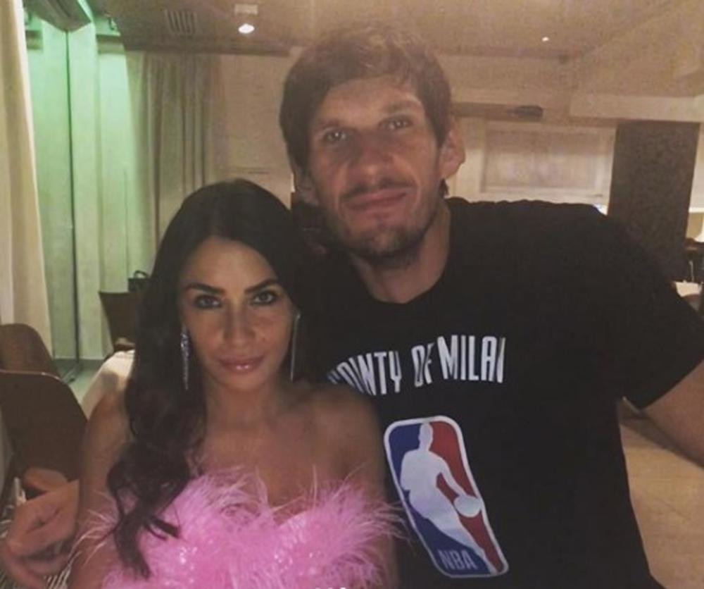 Marjanović i supruga se dodiruju i LJUBE U USTA, i to dok je Jokić tu! NIKOLA IM DRŽI SVEĆU (FOTO)