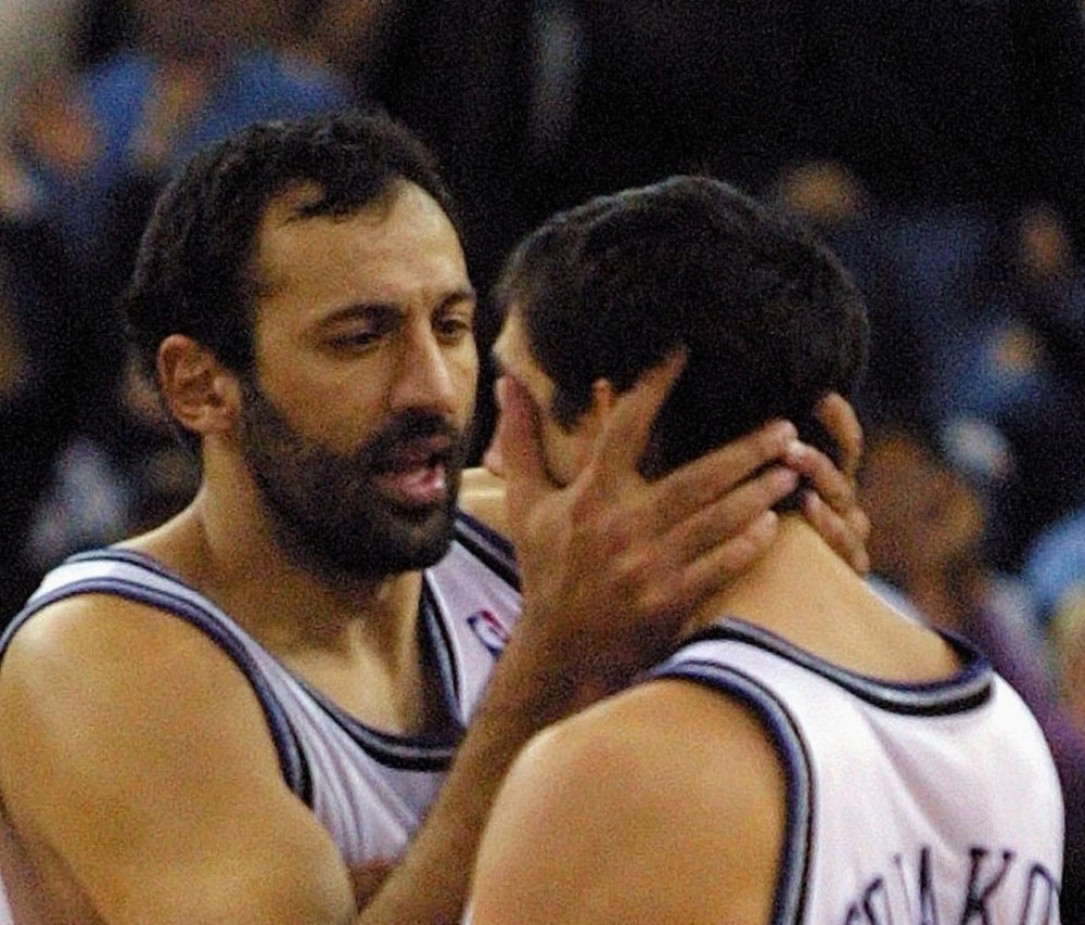 Nekad saigrači, a sad "gradski momak" Divac zeza Stojakovića! Ovaj snimak je EPSKI! KAKVO LUDILO (VIDEO)