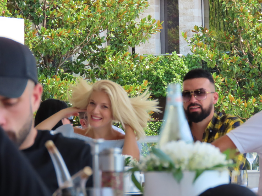 Trudnoj pevačici suprug ispunjava BAŠ SVAKU želju! Nikad ih srećnije niste videli (FOTO)