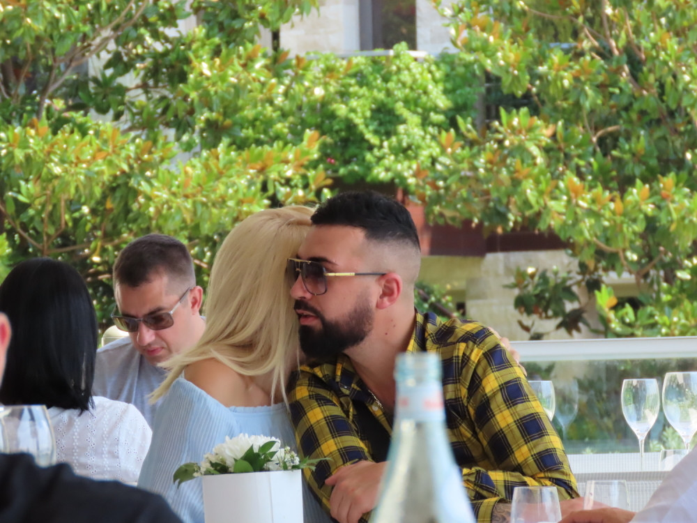 Naš poznati pevač sa ženom i sinom sleteo u reku!