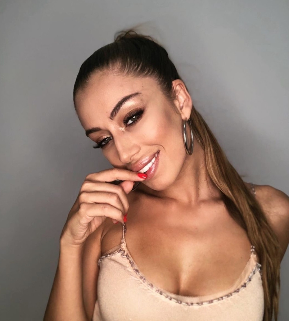 Uživa u luksuzu, pevačici dečko poslao privatni avion (FOTO/VIDEO)