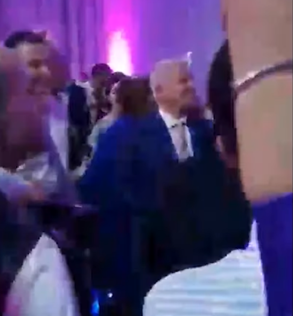 Milov premijer peva četničke pesme na svadbi, a ovamo zabranjuju srpsku muziku! (HIT VIDEO SA SVADBE)