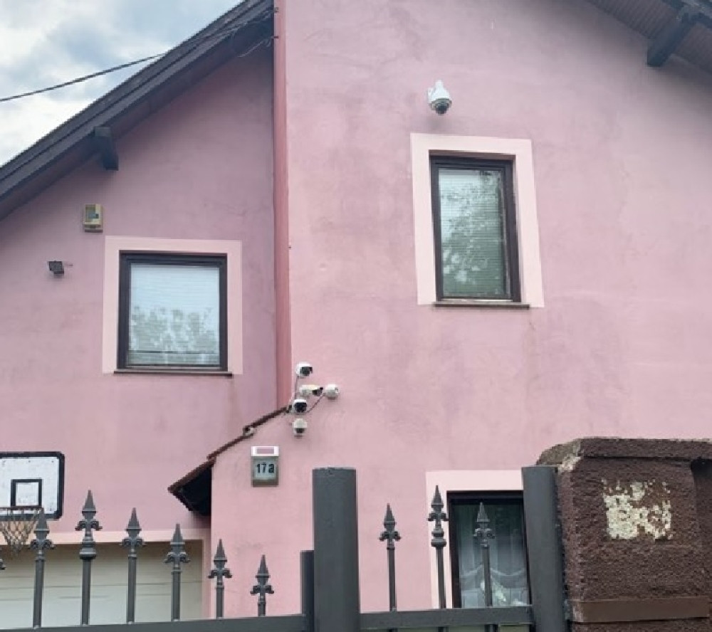 Pred ovu kuću niko ne sme da stane. Razlog je očigledan (FOTO)