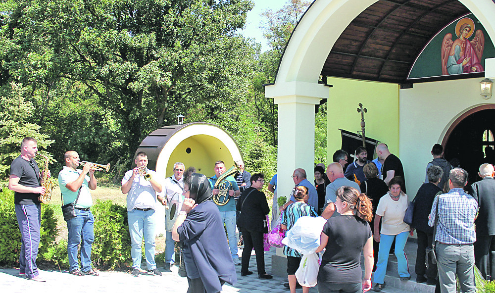 Sve oči uprte u inspektore, na groblju vladao jeziv muk! Policija tražila pomoć od jednog čoveka iz Negotina!