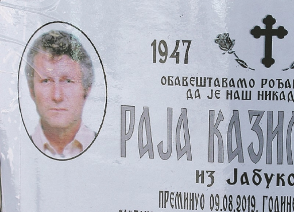 Na ispraćaju bili i oni kojima se niko nije nadao. Komšinica otkrila šta su doneli rođaci iz tuđine, bez ovoga se ne bi prepoznali (FOTO)