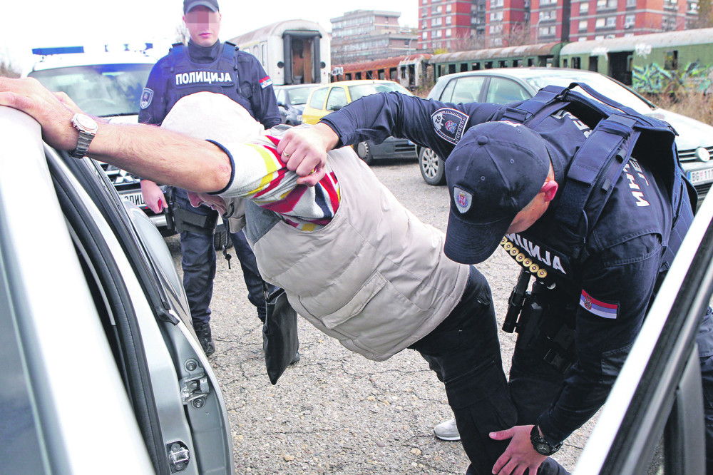 Iz parkiranih kola ukrao dokumenta! Munjevitom akcijom policije sprečen da nastavi sa užasom!