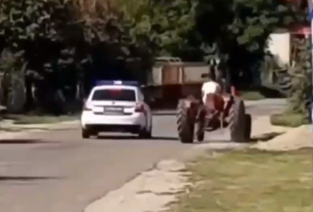 Policijska patrola pokušava da zaustavi IMT mašinu! Traktorista ih oladio samo tako (VIDEO)