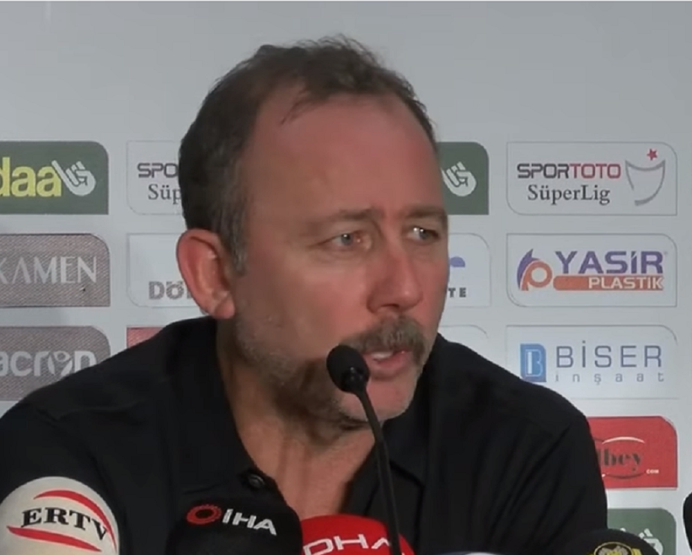 "Nije nam dosuđen čist penal! Malo je sedam minuta nadoknade posle svega" Trener Malatije poludeo, optužio igrače Partizana