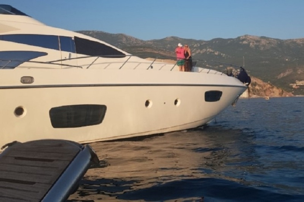 Karići i Marići uživali na JAHTI! Dok jedan par razmenjuje nežnosti, on se nervira jer ne zna gde mu je žena! (FOTO)