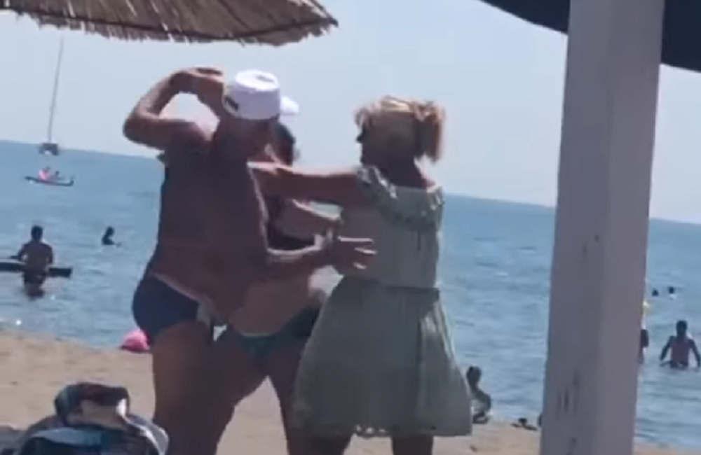 Dohvatili se pred svima, nasred plaže! Pljušte udarci, lete papuče! Smeje im se ceo region! (VIDEO)