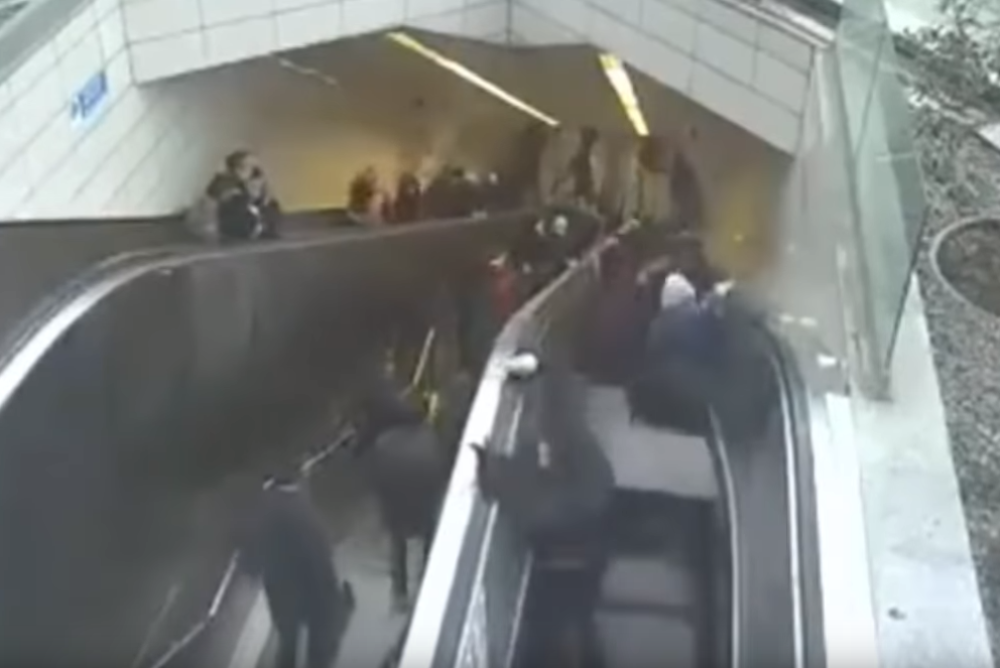 Pokretne stepenice se otvorile i progutale mladića, ljudi popadali, a onda je otkriven PRAVI UŽAS! (UZNEMIRUJUĆ VIDEO)