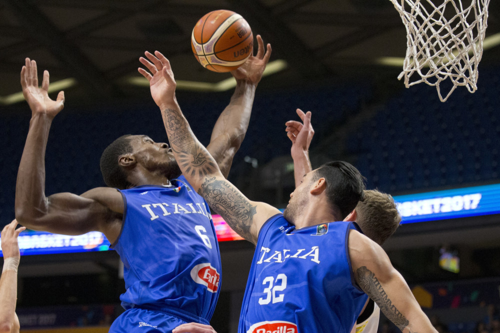 "Žabari" umeju da budu brutalni! Pogledajte ovo moćno zakucavanje Italijana protiv Grčke! (VIDEO)