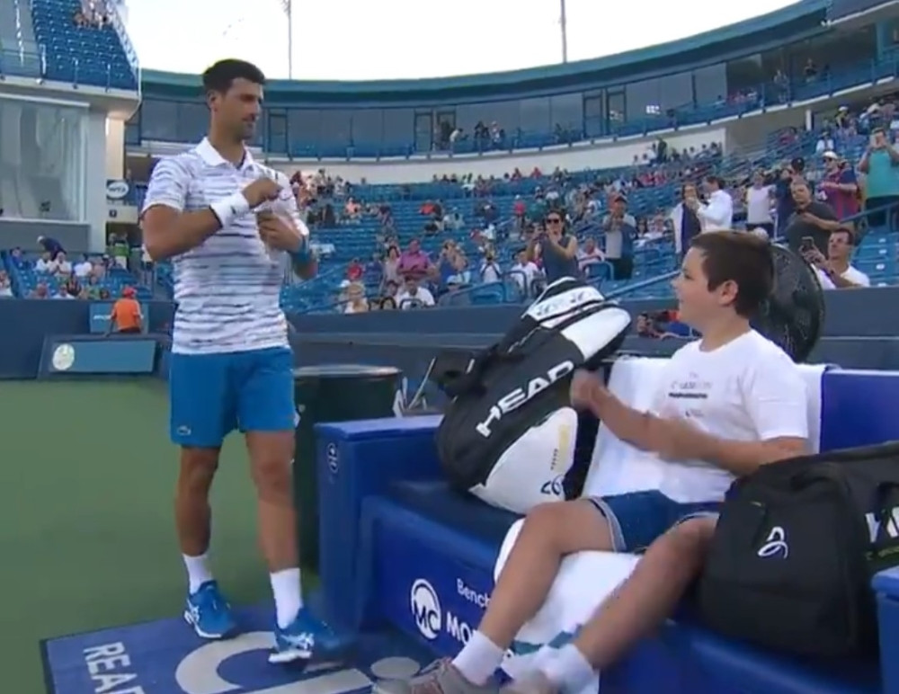 Nole još jednom pokazao svoju veličinu, ovog puta na terenu, svaka čast majstore! (VIDEO)