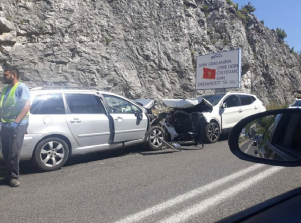 Žena poginula, šestoro povređeno, među njima I DECA! Muškarcu se bore za život!