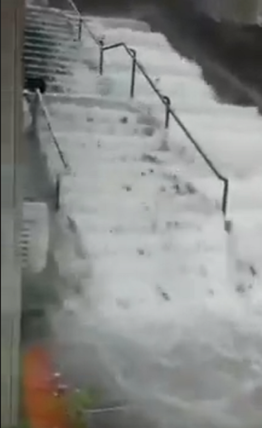 Jako nevreme RAZORILO OMILJENO SRPSKO LETOVALIŠTE, sve je zatvoreno, ulice poplavljene! (STRAVIČAN VIDEO SA LICA MESTA)