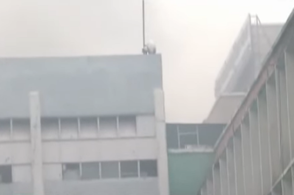 Požar "progutao" dva sprata! U toku je hitna evakuacija osoblja i pacijenata! Stotine ljudi i vatrogasaca ispred zgrade! (VIDEO)